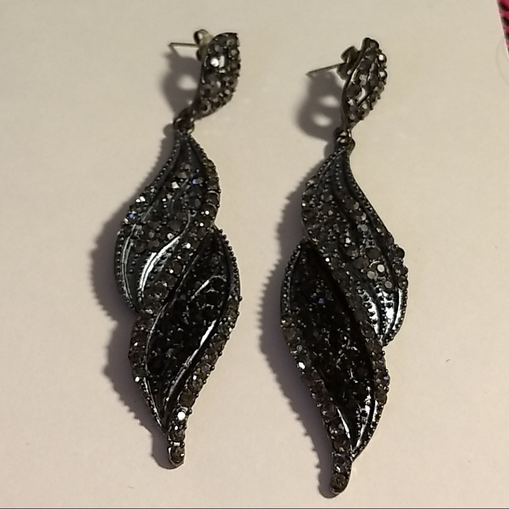 EXPRESS TEAR DROP BLACK SPARKLY EARRINGS